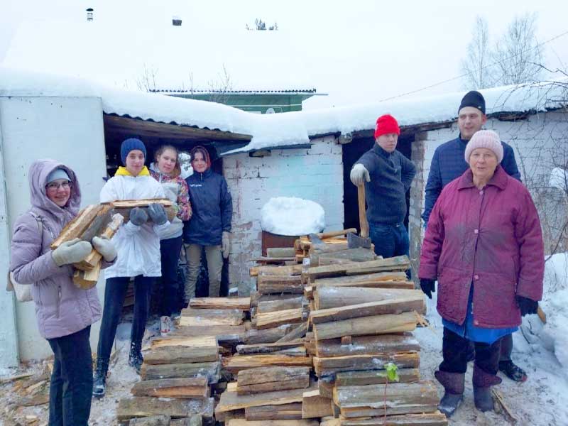Студенты колледжа помогают колоть дрова