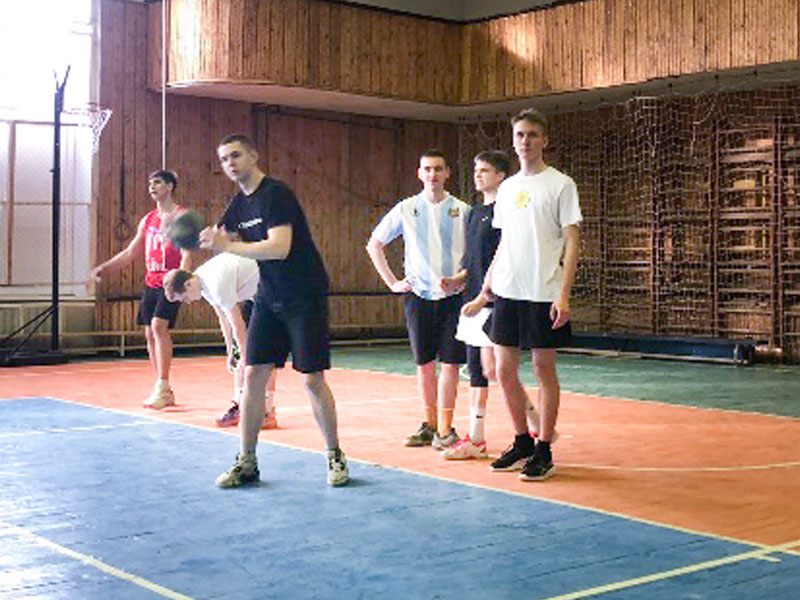 Студенты педколледжа играют в волейбол